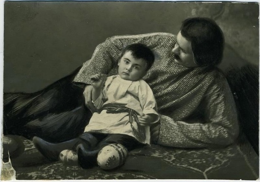 Максим Горький с сыном Максимом, 1900 год.
..0