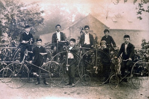 Пенни-фартинг — один из первых видов велосипеда. У..7