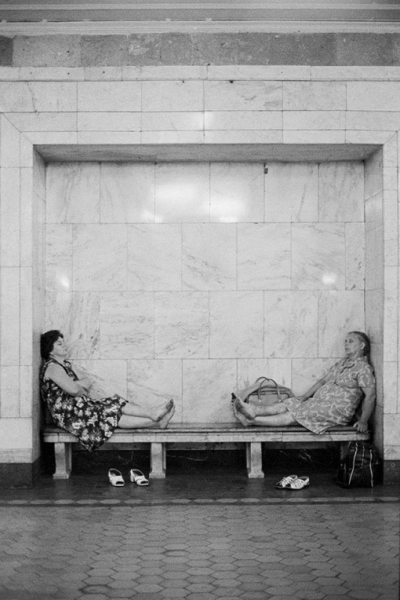 В московском метро во время летнего зноя , 1970 г . 

Автор фото :..0