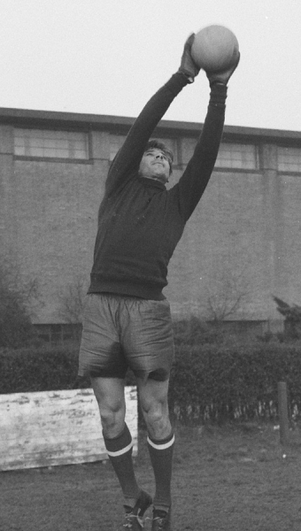 Лев Яшин на тренировке, 1960 год

Мы в ТГ https://t.me/fact_historic
Больше..0