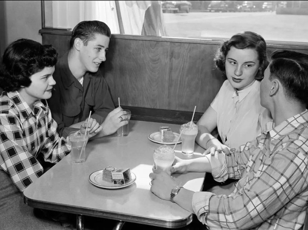 Посетители американских закусочных, 1950-е
Больше исторических..1