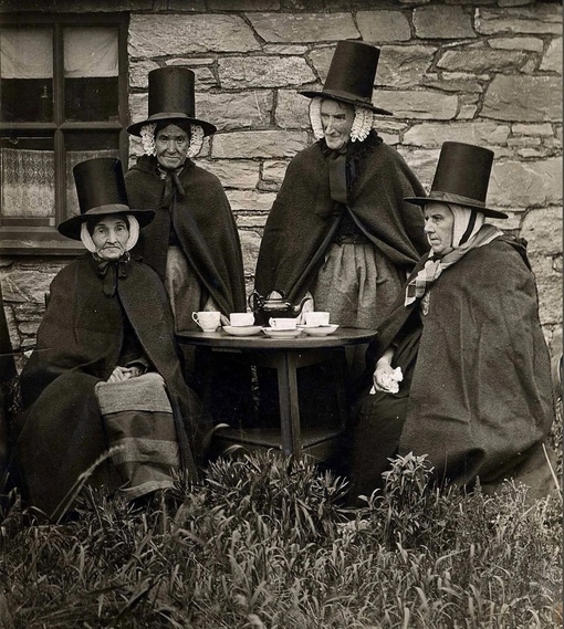 Валлийские старушки собрались на чаепитие
Больше исторических..0