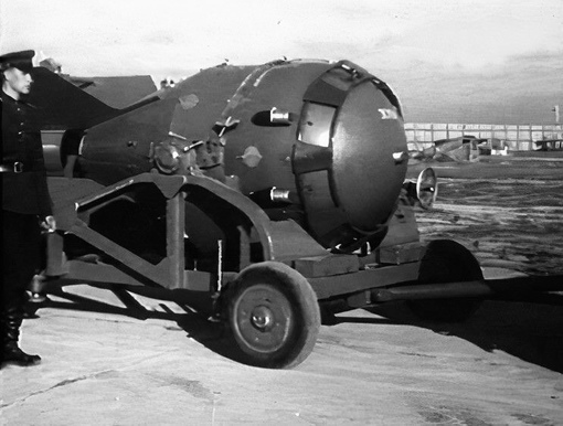 Атомная бомба РДС-2 в сопровождении офицеров КГБ буксируется к..0