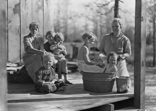 Банный день . Теннесси , 1939 г .

Мы в ТГ..0