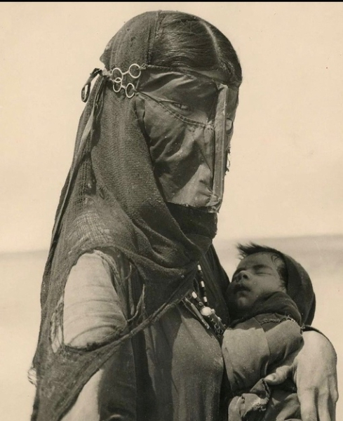 Бедуинская женщина с ребёнком .Саудовская Аравия , 1948 г .

Мы в ТГ..0