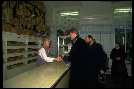 Билл Клинтон в московской булочной , 1994 г .

Мы в ТГ..0