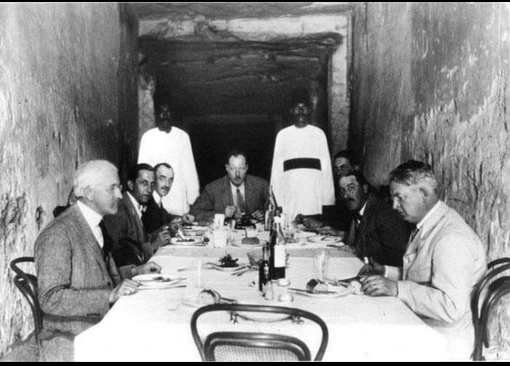 Британские археологи обедают в древней гробнице фараона . Египет..0