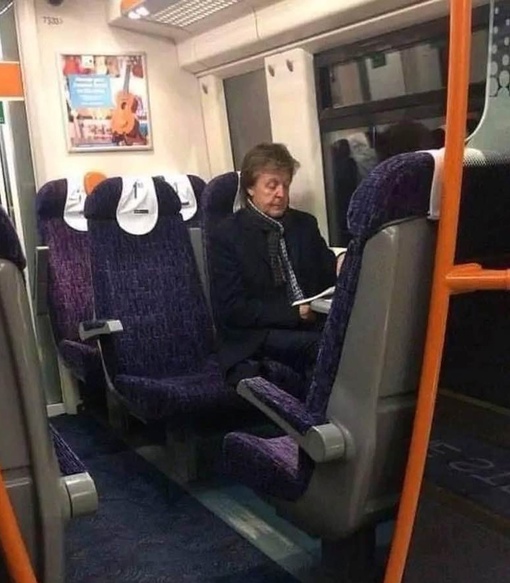 Человек тихо и скромно едет на электричке из Лондона в Ливерпуль...0