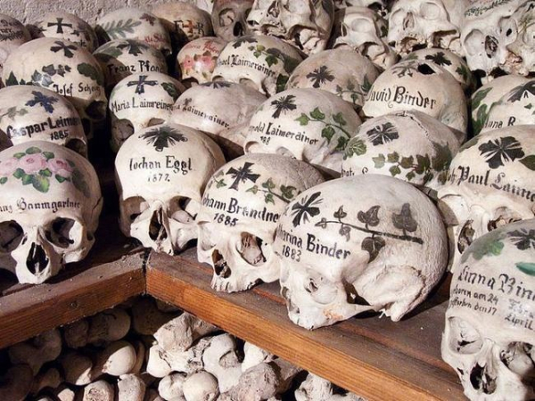 Черепа в склепе «Байнхаус», Гальштат, Австрия, 1700-1960 гг.
Склеп..2