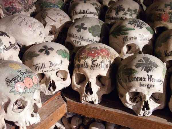 Черепа в склепе «Байнхаус», Гальштат, Австрия, 1700-1960 гг.
Склеп..0