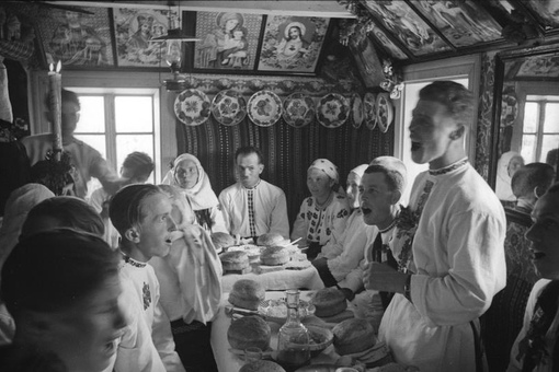 Деревенская свадьба, застолье в хате, Молдавская ССР, 1940 год.

Мы в..0