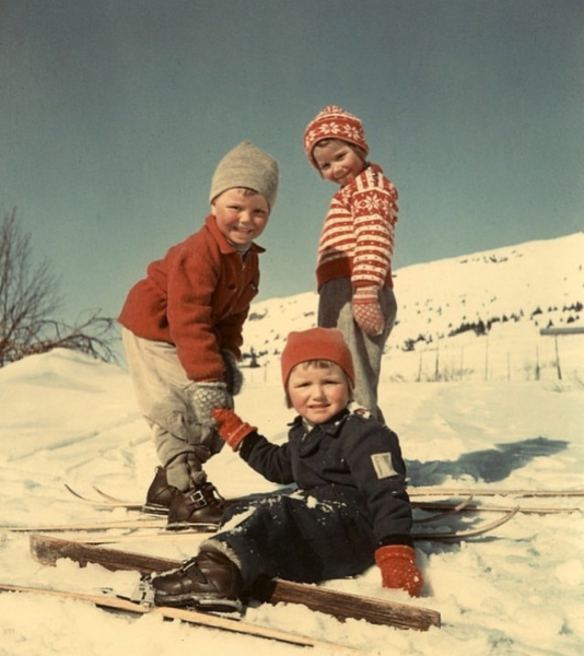 Дети катаются на лыжах, Норвегия, 1950-е.

Мы в ТГ..0