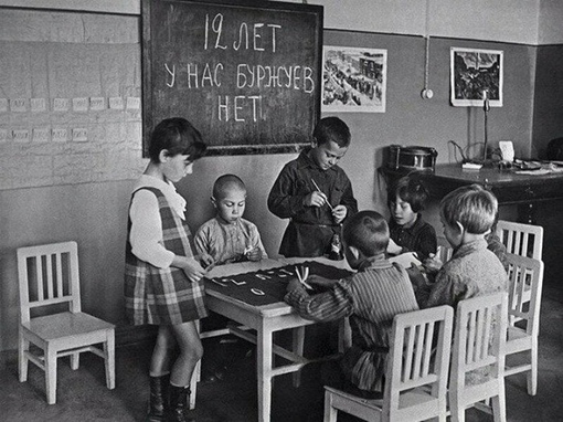 Дети рисуют плакат к 12 годовщине Октябрьской революции. СССР , 1929..0