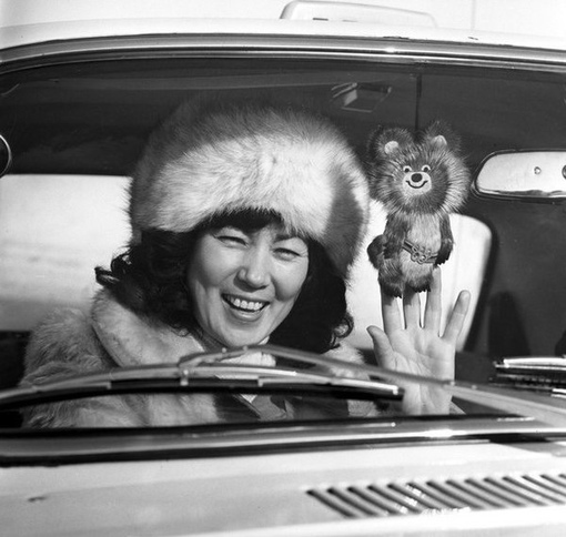 Девушка с олимпийским Мишкой. Якутск, 1980 г.

Мы в ТГ..0