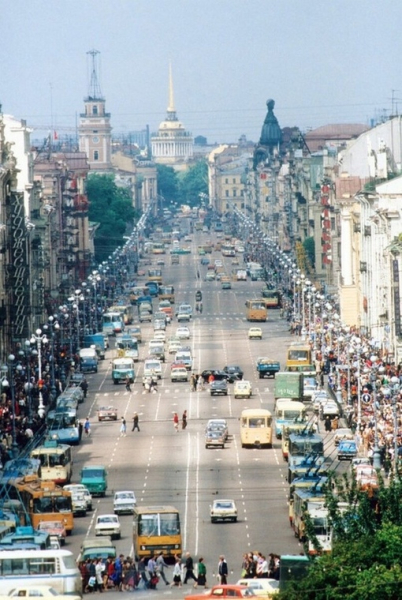 Дорожное движение  на Невском проспекте . Ленинград , 1984 г .

Мы в..0