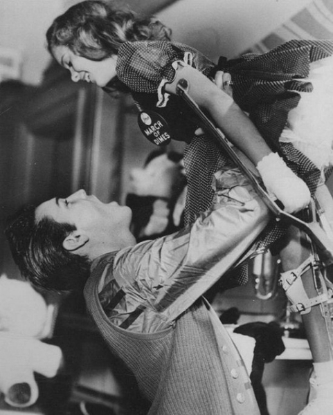 Элвис Пресли с поклонницей , которая больна полиомиелитом . США ,..0