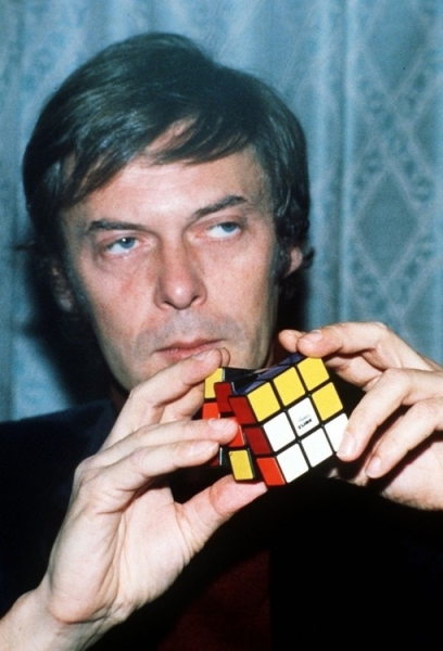 Эрно Рубик со своим магическим кубиком. Венгрия, 1970-е .

Мы в ТГ..0