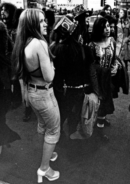 Фанаты Дэвида Боуи в ожидании концерта кумира, Лондон, 1973 год.

Мы..6