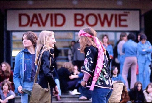 Фанаты Дэвида Боуи в ожидании концерта кумира, Лондон, 1973 год.

Мы..2