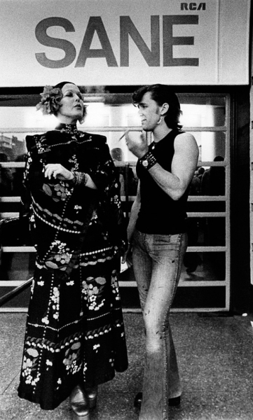 Фанаты Дэвида Боуи в ожидании концерта кумира, Лондон, 1973 год.

Мы..7