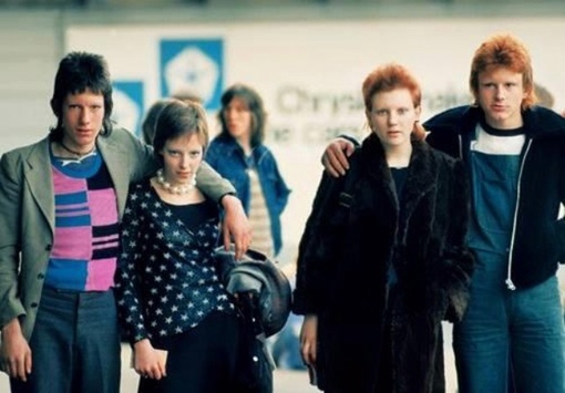 Фанаты Дэвида Боуи в ожидании концерта кумира, Лондон, 1973 год.

Мы..1