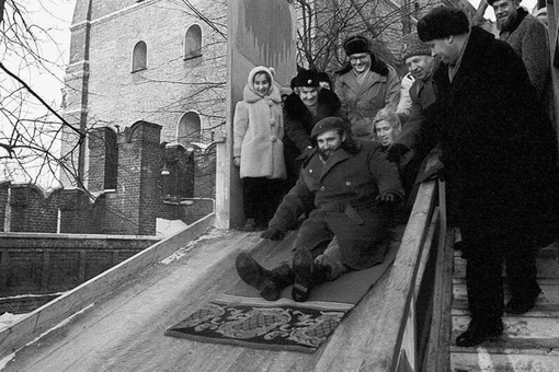 Фидель Кастро едет с горки в Кремле, 1964 год.

Мы в ТГ..0