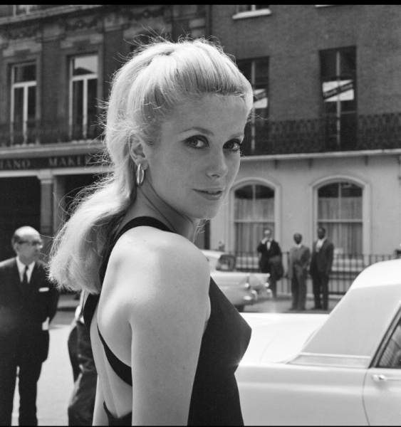 Французская актриса Катрин Денев . Лондон , 1965 г .

Мы в ТГ..0