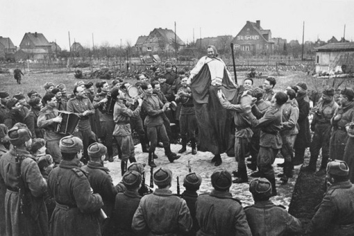 Фронтовая самодеятельность, 1944 г. 

Автор фото : Дмитрий..0