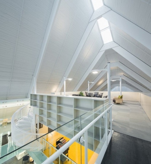 Футуристическая библиотека из средневековой церкви.
Архитектор..3