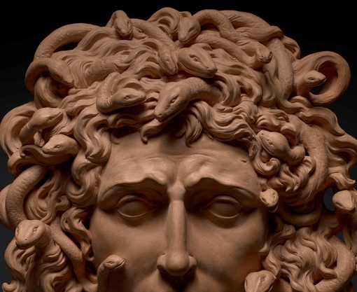 Горгона XVIII века от неизвестного итальянского скульптора.

Мы в..3