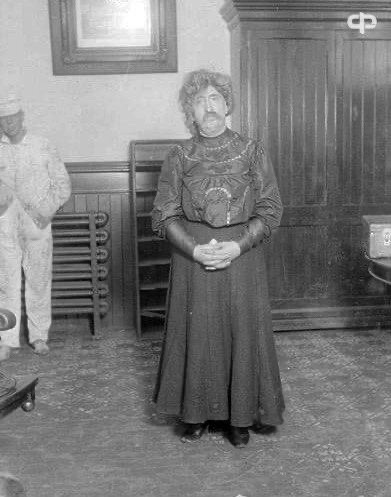 Грабитель , замаскированный под женщину , в непонимании , как его..0