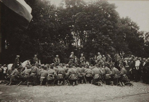 Hиколай II блaгocловляет oфицepoв, отправляющихся на Русско-Японскую..0