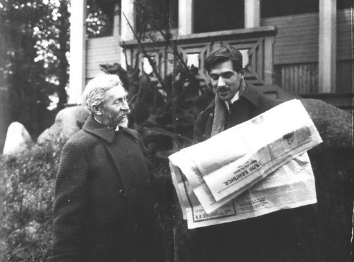 Художник Илья Репин и писатель Корней Чуковский читают..0