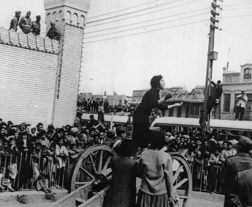 Иракские коммунисты агитируют толпу . Багдад , 1958 г .

Мы в ТГ..0