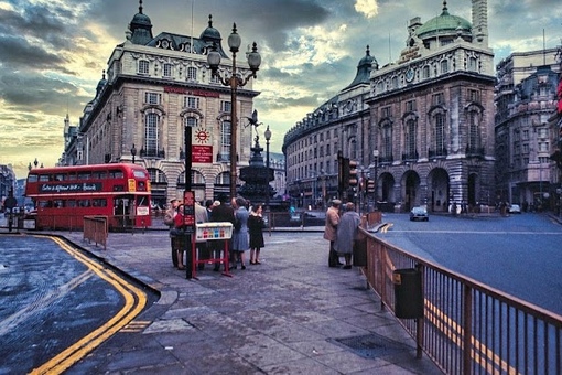 Изобилие рекламы на Пикадилли и величественная архитектура - это..8