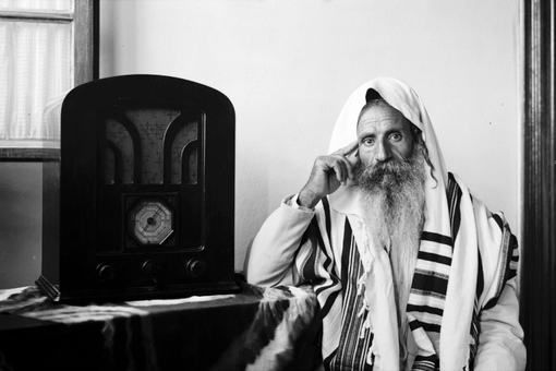 Йеменский раввин слушает радио. Иерусалим , 1934 г .

Мы в ТГ..0