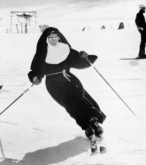 Католическая монахиня сестра Каролина катается на лыжах в..0