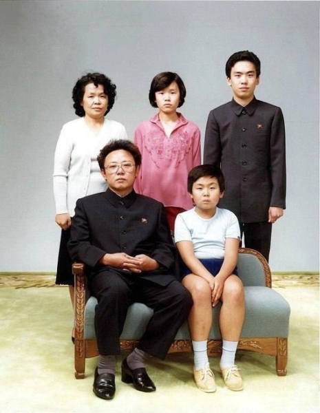 Ким Чен Ир в кругу семьи . КНДР , 1990-е .

Мы в ТГ..0
