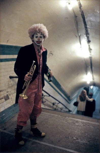 Клоун в лондонском метро, ​​1980-е. Фото Боба Маззера

Мы в ТГ..0