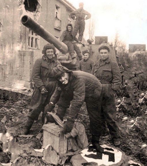 Командир  расчёта самоходного орудия ИСУ-152 , гвардии  лейтенант..0