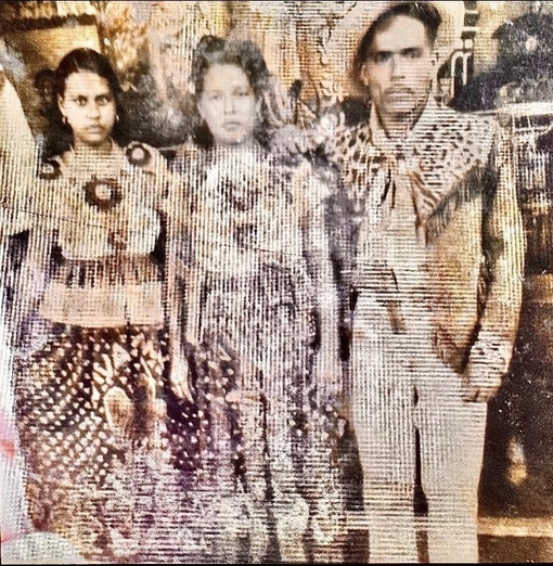 Крестьянская семья в праздничной одежде . Мексика , 1945 г .

Мы в ТГ..0