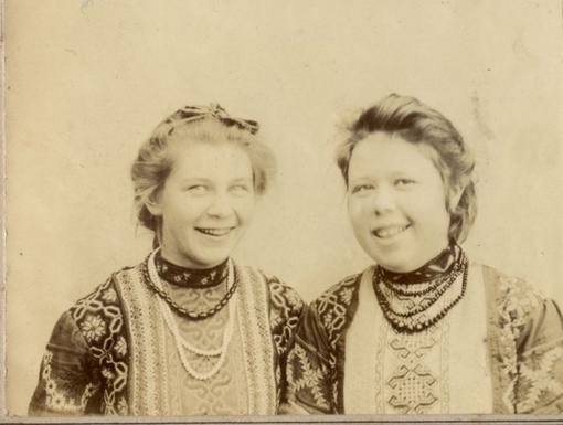 Крестьянские девушки в праздничных нарядах . Муром , 1900-е .

Мы в ТГ..0