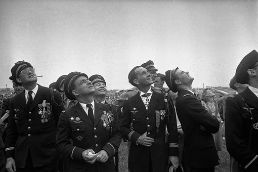 Летчики полка «Нормандия – Неман» наблюдают за прыжками..0