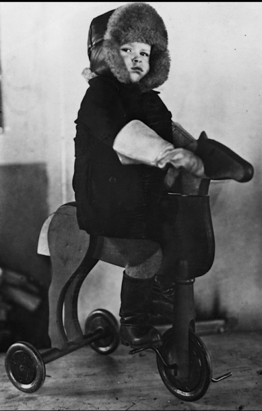 Маленький мальчик на своём велосипеде . Финляндия , 1930 г .

Мы в ТГ..0