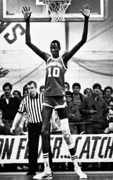 Maнуте Бол, самый высокий игрок в истории NBA. Рост баскетболиста..0
