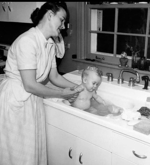 Мать купает ребёнка в кухонной раковине . США , 1955 г .

Мы в ТГ..0