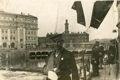 Матрос с эскадренного миноносца «Стойкий» на шкафуте корабля,..0