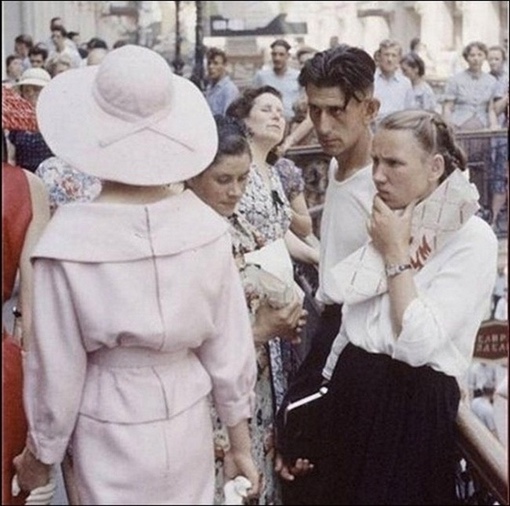 Модель Dior гуляет по Москве, 1959 г.

Мы в ТГ..0