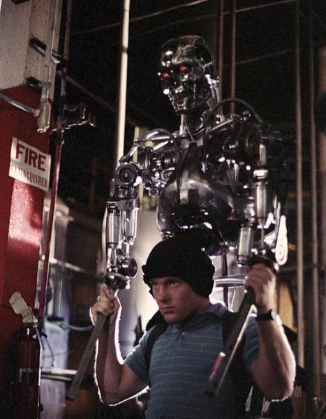 Модель Т–800 на съемках фильма «Терминатор». США , 1984 г.

Мы в ТГ..1