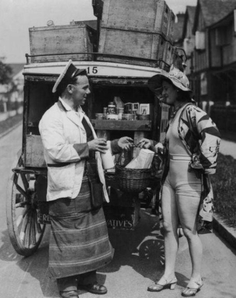 Молочник отдаёт заказ клиентке . Франция , 1925 г .

Мы в ТГ..0